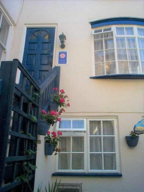 Awd Tuts 17th Century Cottage by the harbour